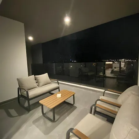 Mall View Modern Penthouse Apartment *