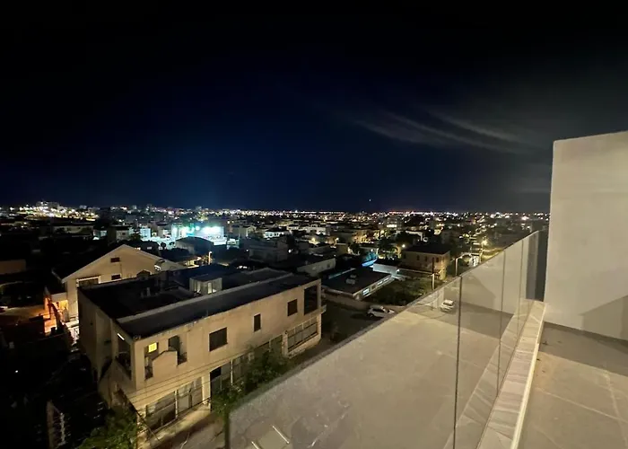 Mall View Modern Penthouse Larnaka