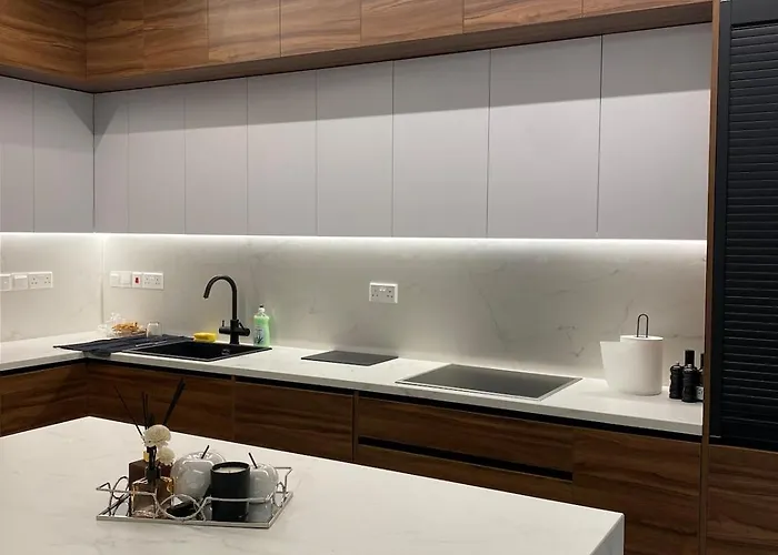 Mall View Modern Penthouse Apartment *