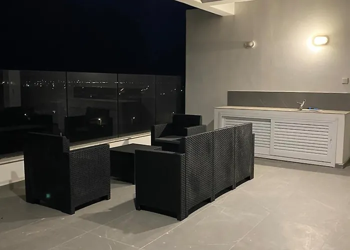 Mall View Modern Penthouse ラルナカ